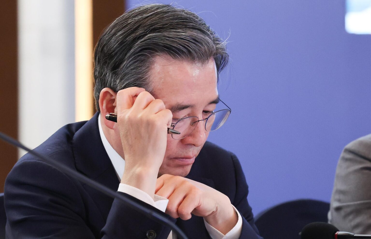 Policy chief says high rates, prices, exchange rate are ‘cost of success’ in economic leap forward Kim Yong-beom, presidential chief of staff for policy, attends a meeting on visions for the shipbuilding industry chaired by President Lee Jae Myung at a hotel in Ulsan, May 13. Yonhap