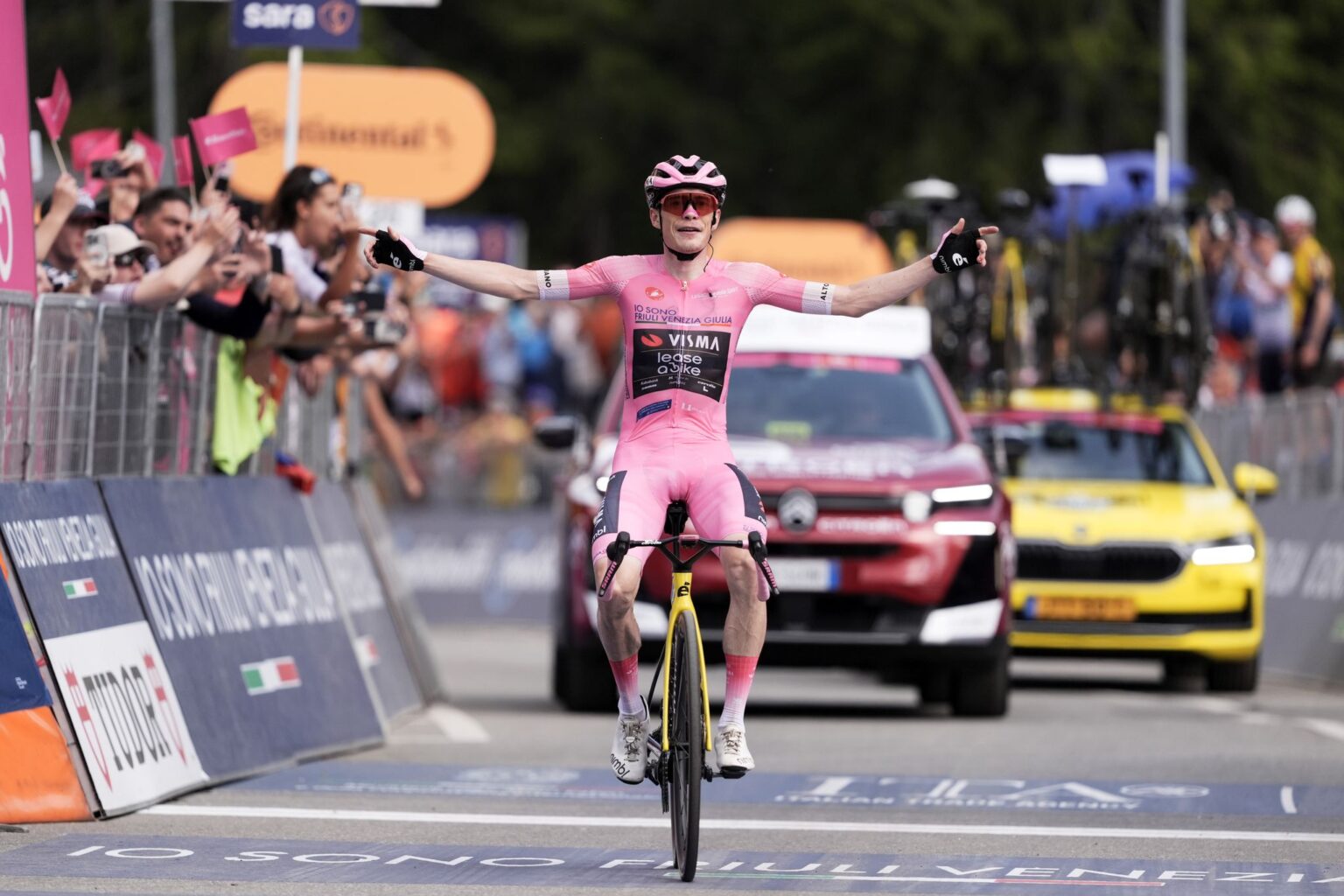 Jonas Vingegaard storms to a fourth Giro summit win, stretching his lead past 4 minutes