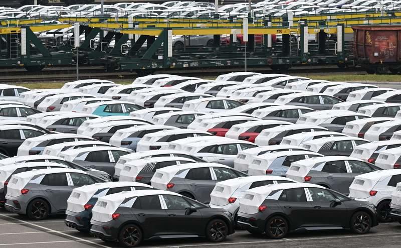 FILE PHOTO - Volkswagen's fully electric vehicles are parked in Zwickau park of the Volkswagen factory. (zu dpa: «Expert: New US tariff on EU cars would mainly hit German automakers») Hendrik Schmidt/dpa
