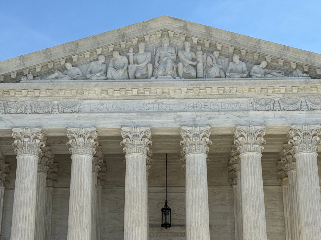 Supreme Court rejects Florida’s bid to sue Western states over commercial driver’s licenses for immigrants FILE PHOTO: The U.S. Supreme Court building in Washington, D.C.,