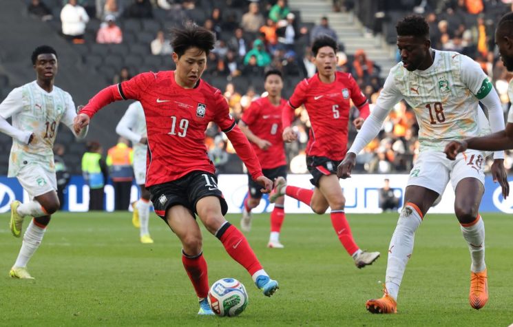 Megabox to Broadcast Republic of Korea World Cup Matches Live Lee Kangin attempting a breakthrough. Photo by Yonhap News