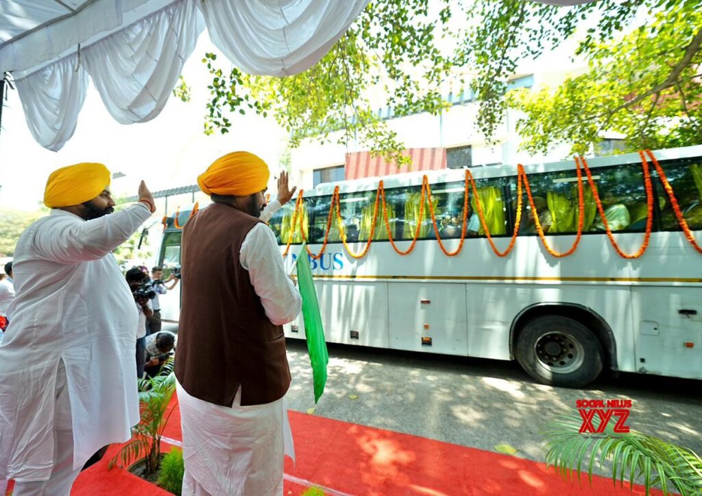 Chandigarh: Bhagwant Mann Flags Off Teachers’ Training Batch To Finland #Gallery Chandigarh: Bhagwant Mann Flags Off Teachers’ Training Batch To Finland #Gallery