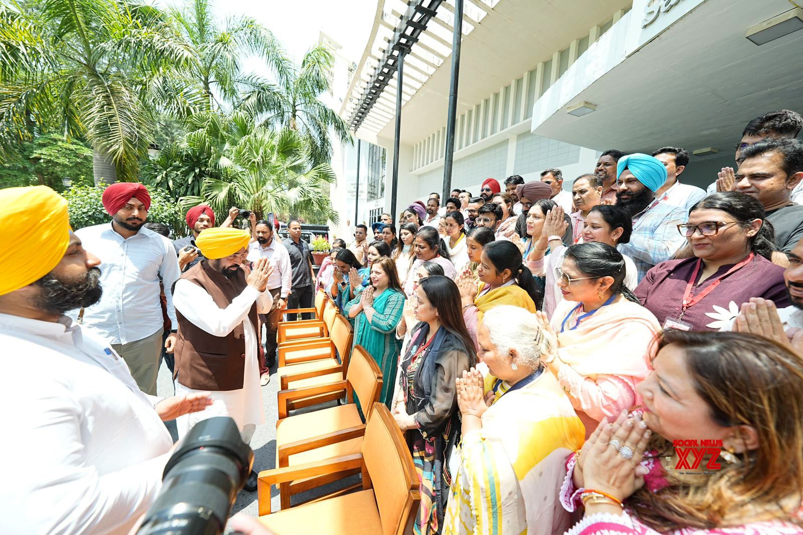 Chandigarh: Bhagwant Mann Flags Off Teachers’ Training Batch To Finland #Gallery Chandigarh: Bhagwant Mann Flags Off Teachers’ Training Batch To Finland #Gallery
