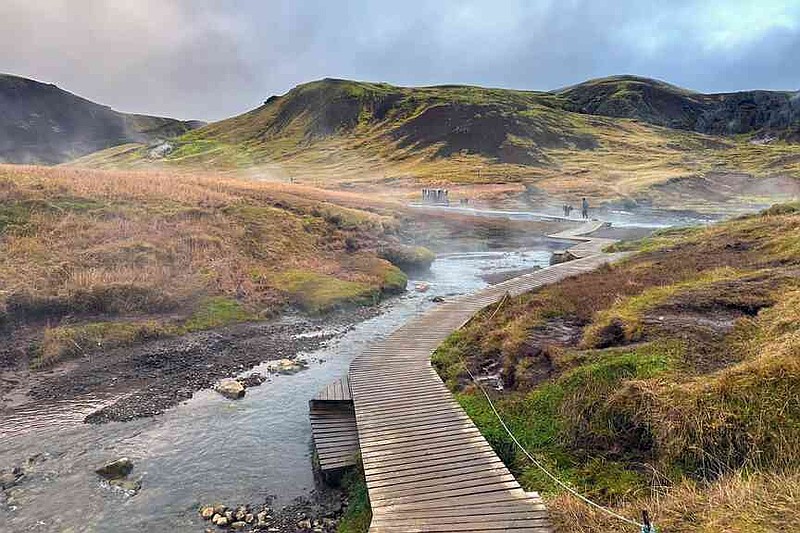 Stop and bathe in the hot springs in Reykjadalur Valley - you can also bathe in the wild here. (Manuel Meyer/dpa/TNS)