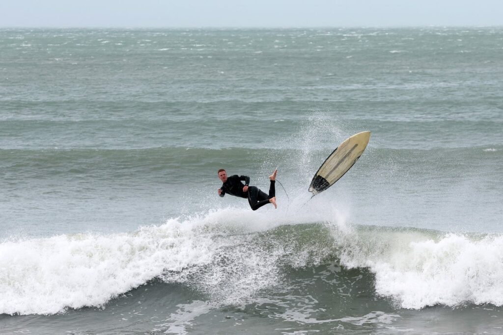World Surf League halted after unknown sea creature attacks photographer in New Zealand World Surf League halted after unknown sea creature attacks photographer in New Zealand