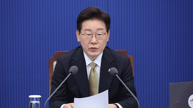 Lee Promises Better Conditions for Teachers on Teachers' Day