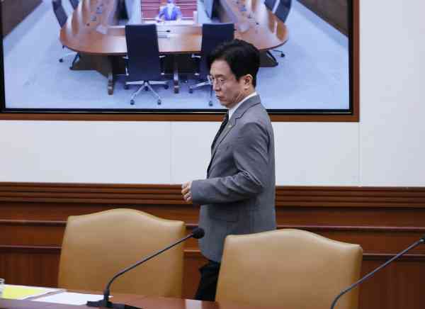 Labor Minister Meets Samsung Electronics Executives, Urges Management to Prevent Strike