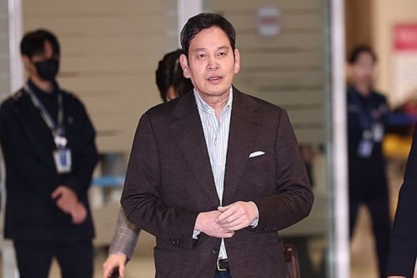 Police Speed Up Investigation of Shinsegae Chief over Starbucks Korea&rsquo;s &lsquo;Tank Day&rsquo; Promotion