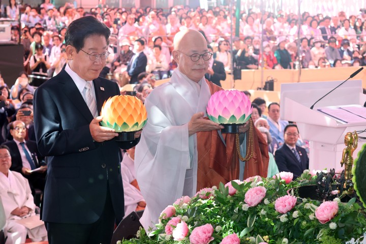 Lee Vows to Build Gov't that Protects People's Lives at Buddha's Birthday Ceremony