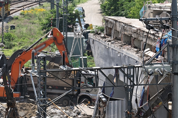 Sinchon-Seoul Station Section of Gyeongui Line Reopens after Seosomun Overpass Collapse