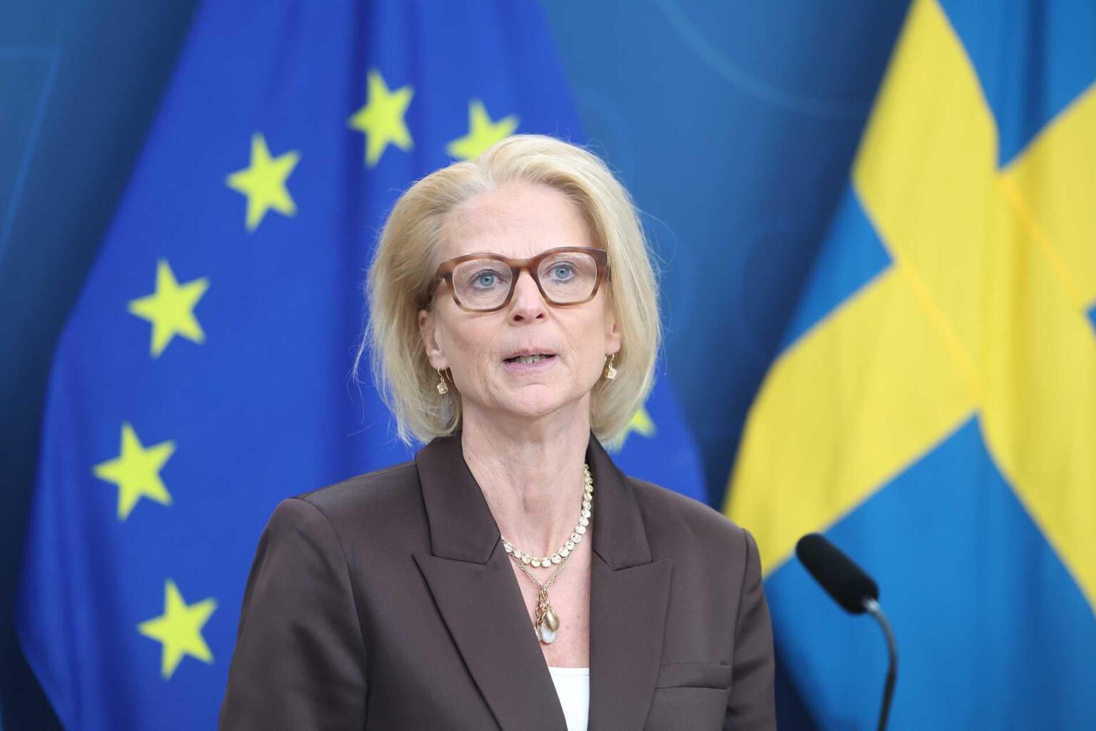 The government announces that the fuel tax will be reduced by three kroner