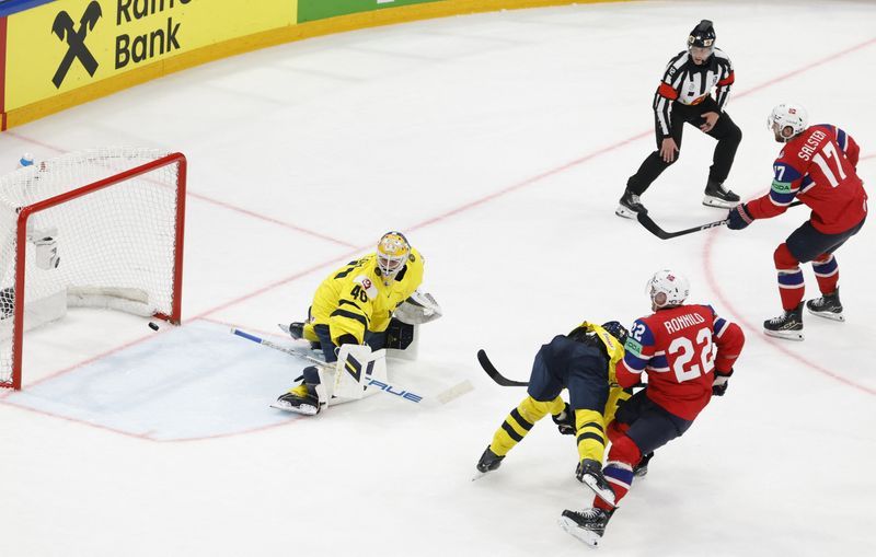 Hockey: Ice hockey-Norway stun Sweden after 15 years to boost playoff hopes at World Championship Hockey: Ice hockey-Norway stun Sweden after 15 years to boost playoff hopes at World Championship