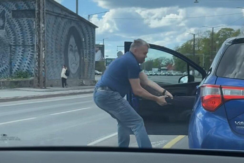 VIDEO | The police are investigating an incident in Tallinn where a driver tried to drag another driver out of the vehicle by his feet