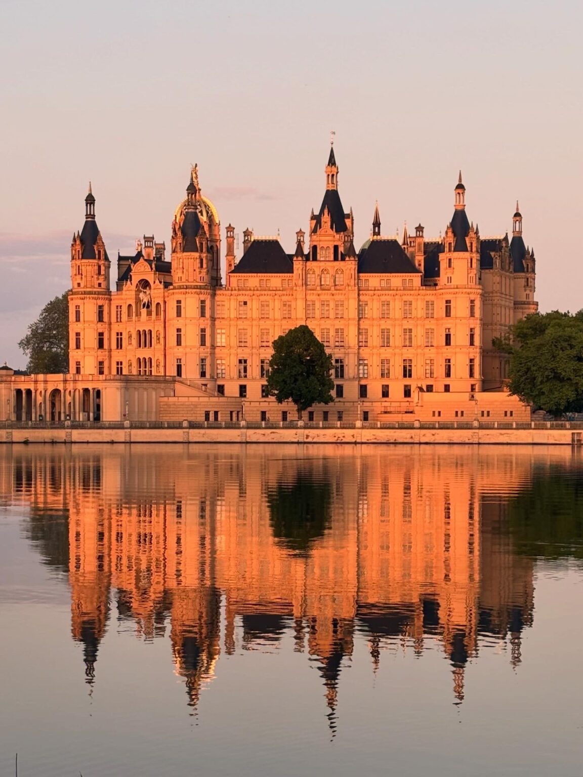 Schwerin Castle - Forever draped in rays of gold 🧡