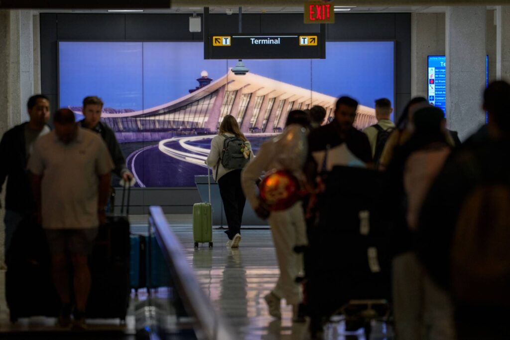 CDC asks staff to volunteer for airport Ebola screenings