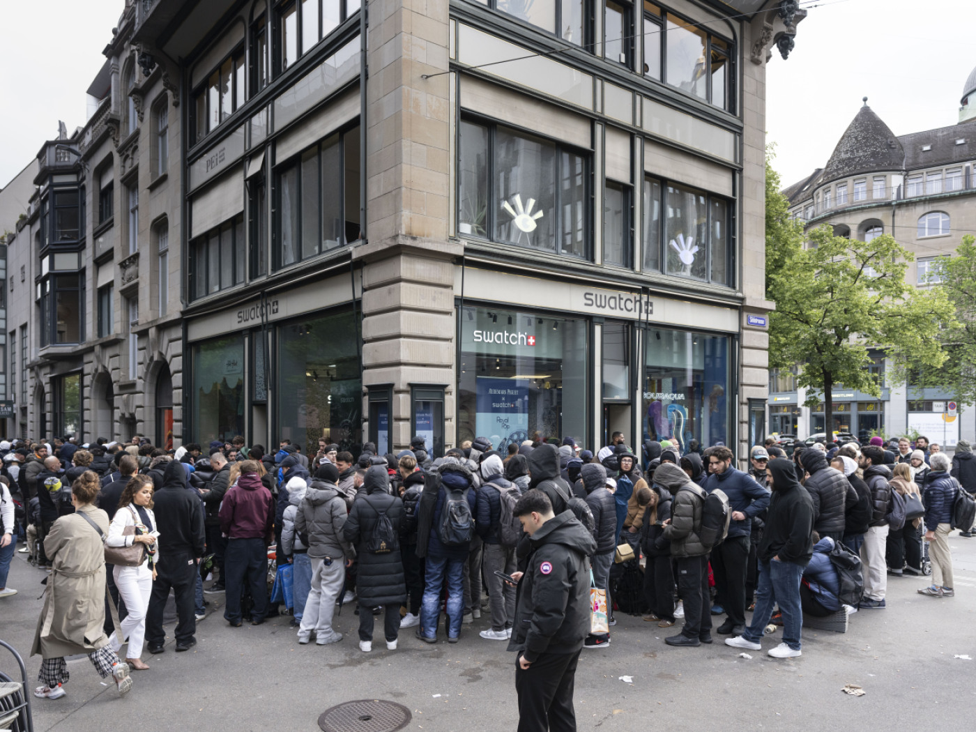 Swatch and Audemars Piguet: hundreds of people queue up