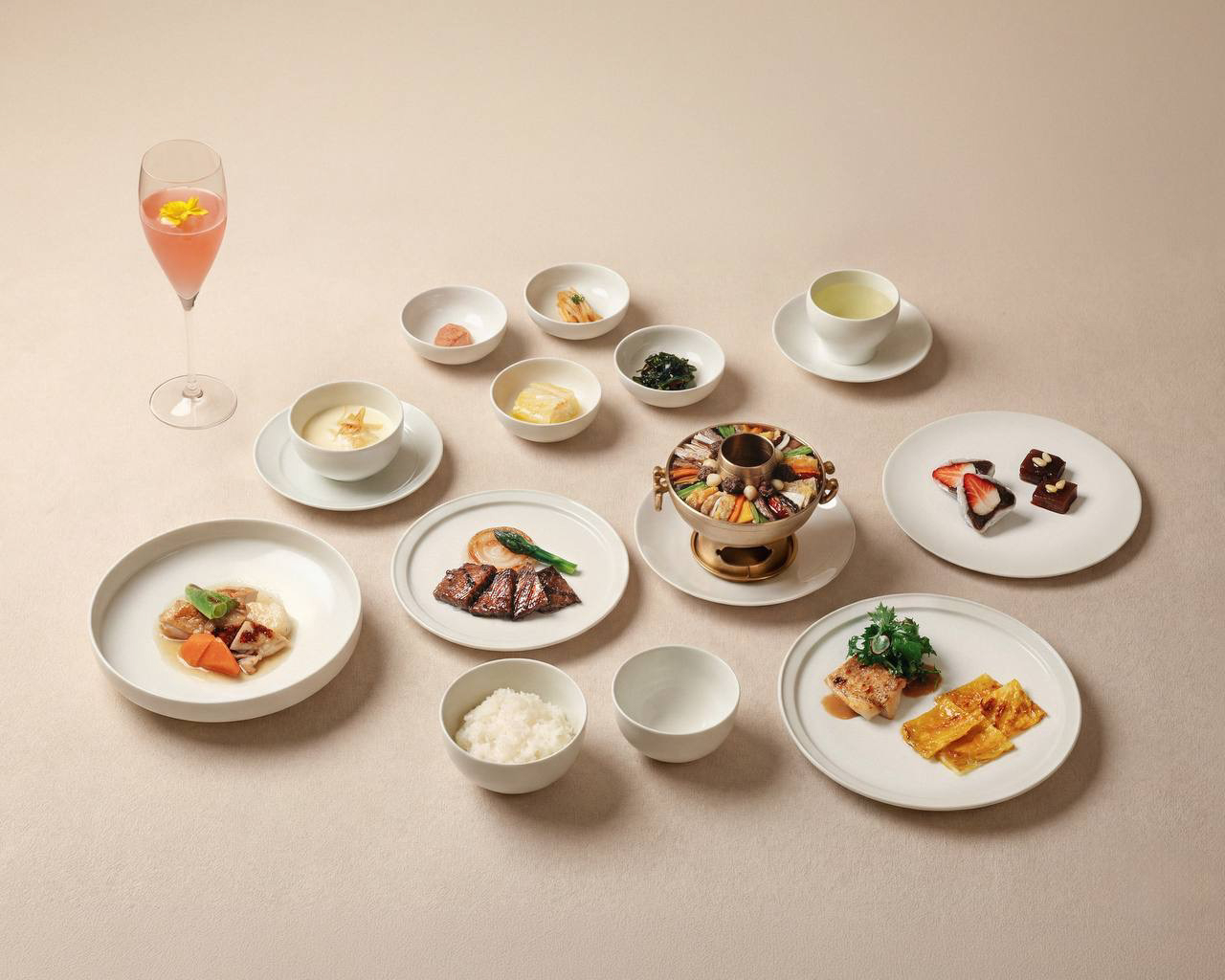 The dishes served at the dinner banquet hosted by Korean President Lee Jae Myung for Japanese Prime Minister Sanae Takaichi in Andong, North Gyeongsang, on May 19. They are inspired from the ″Suunjapbang,″ Korea’s oldest surviving cookbook from Andong and a national treasure. [BLUE HOUSE]