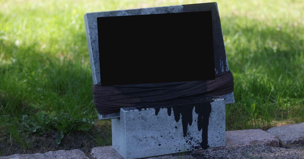 Graves of teenage drowning victims vandalised in Oulu