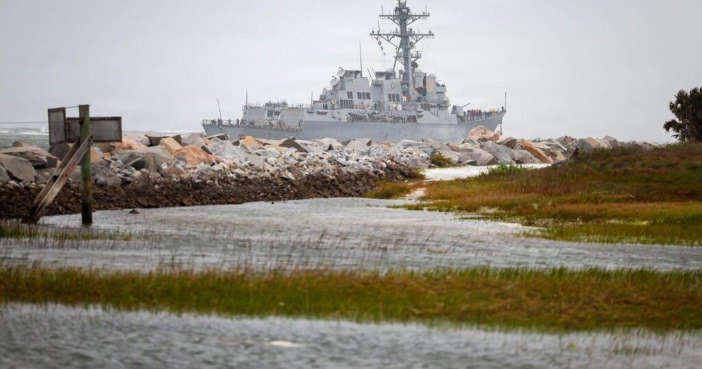 U.S. destroyers face second round of Iranian attacks