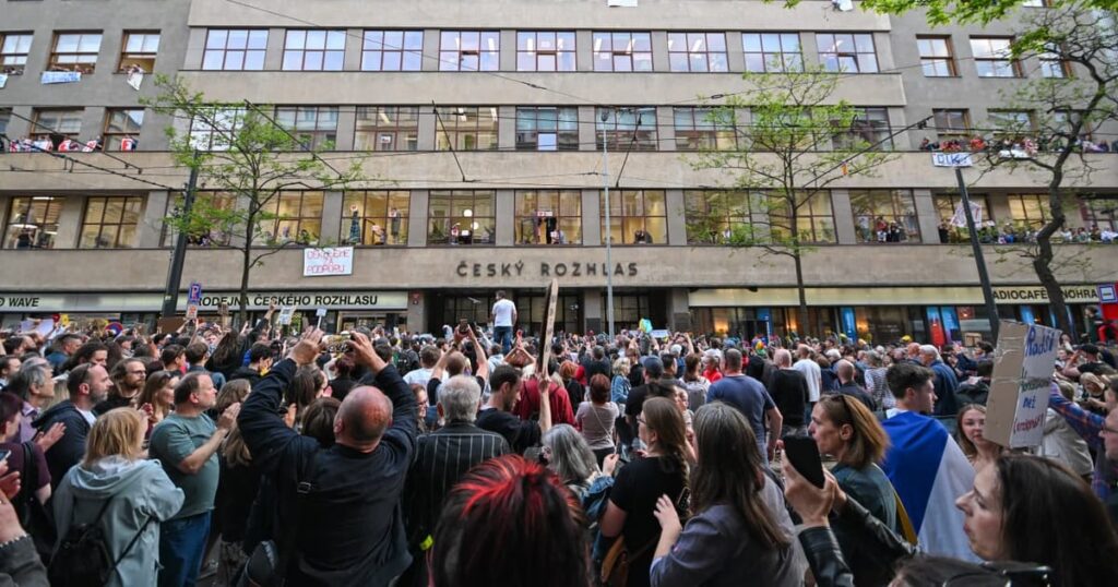 “No Orbanization of Czechia!”: Tens of thousands rally in Prague in support of public media “No Orbanization of Czechia!”: Tens of thousands rally in Prague in support of public media