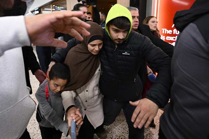 Planes carrying 19 Australians linked to Islamic State group land in Australia Planes carrying 19 Australians linked to Islamic State group land in Australia