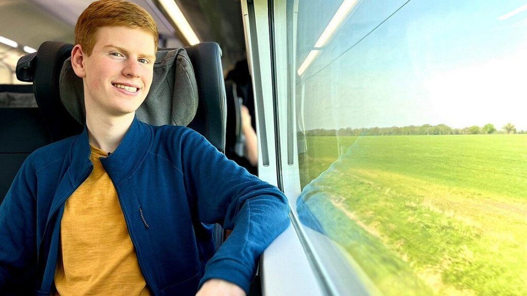 Can I ‘live’ on the ICE train with BahnCard 100? // An ICE as a home and BahnCard 100 instead of an expensive rental agreement? There is a legal line between “permanently on the move” and “permanently living” on board, albeit a very fine one. What is allowed and where does the fun end? Can I 'live' on the ICE train with BahnCard 100? // An ICE as a home and BahnCard 100 instead of an expensive rental agreement? There is a legal line between “permanently on the move” and “permanently living” on board, albeit a very fine one. What is allowed and where does the fun end?