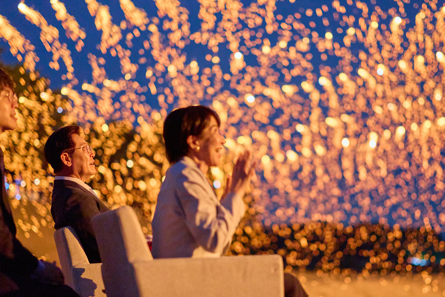 Korean President Lee Jae Myung, left, and Japanese Prime Minister Sanae Takaichi watch the Seonyu Julbul Nori, a fireworks display, at Hahoe Folk Village in Andong, North Gyeongsang, on May 19 after their bilateral summit. [BLUE HOUSE] 