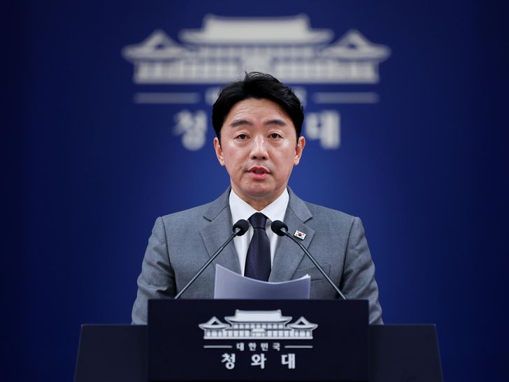 Presidential chief of staff Kang Hoon-sik speaks to reporters at Cheong Wa Dae in Seoul, April 29. Yonhap