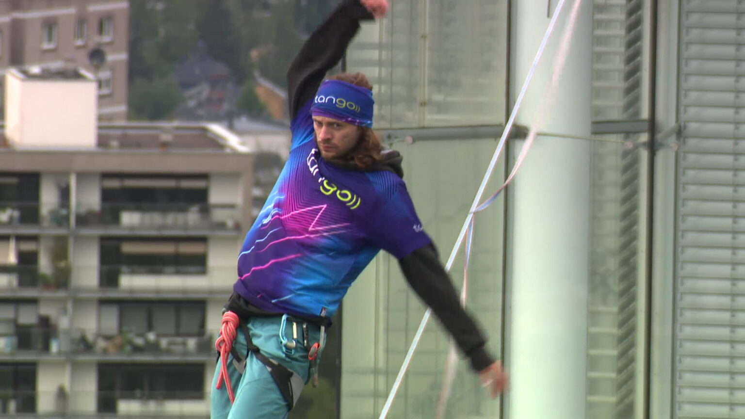 68 metres above Kirchberg: Slackliner walks between two skyscrapers over Luxembourg night marathon 68 metres above Kirchberg: Slackliner walks between two skyscrapers over Luxembourg night marathon