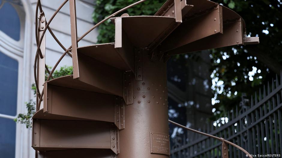 France: Part of Eiffel Tower sold at auction for €450,000 France: Part of Eiffel Tower sold at auction for €450,000