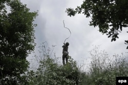 An Israeli soldier attempts to hook the fiber-optic cable of a first-person-view (FPV) drone with a strip of metal on May 19.