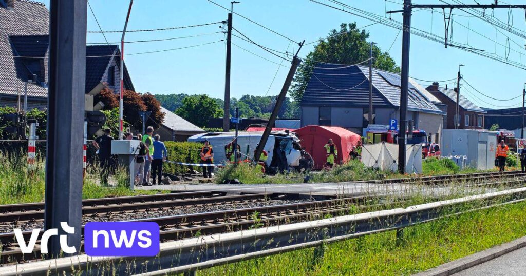 "Multiple fatalities" in collision between train and bus for school traffic in Buggenhout