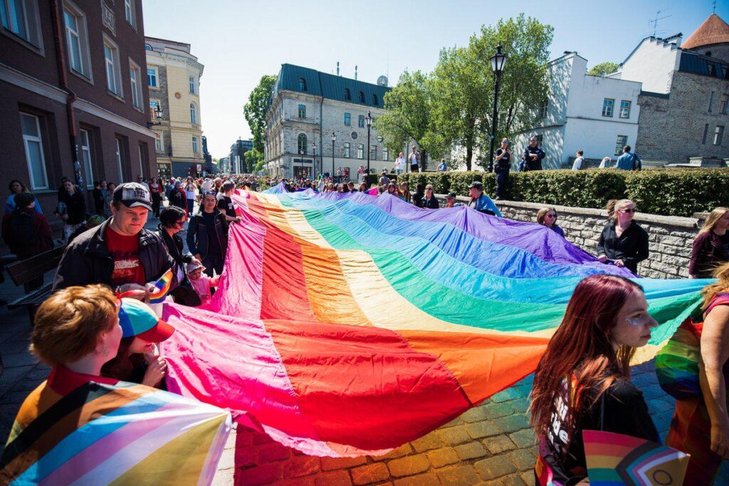 The city of Viljandi, which banned the unrolling of rainbow fabric, is being sued