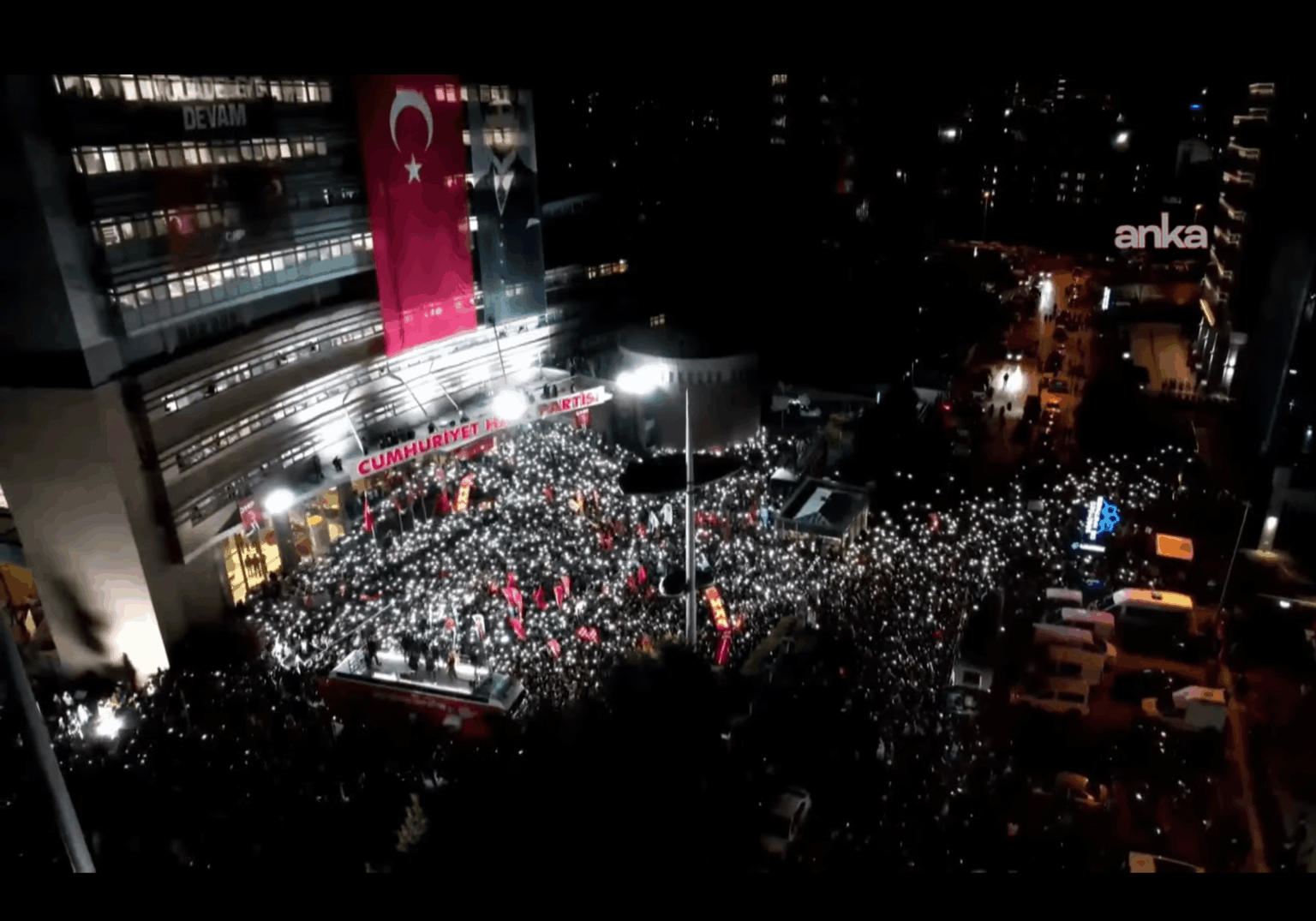 Özgür Özel invited the people who came to the rally area to sing.