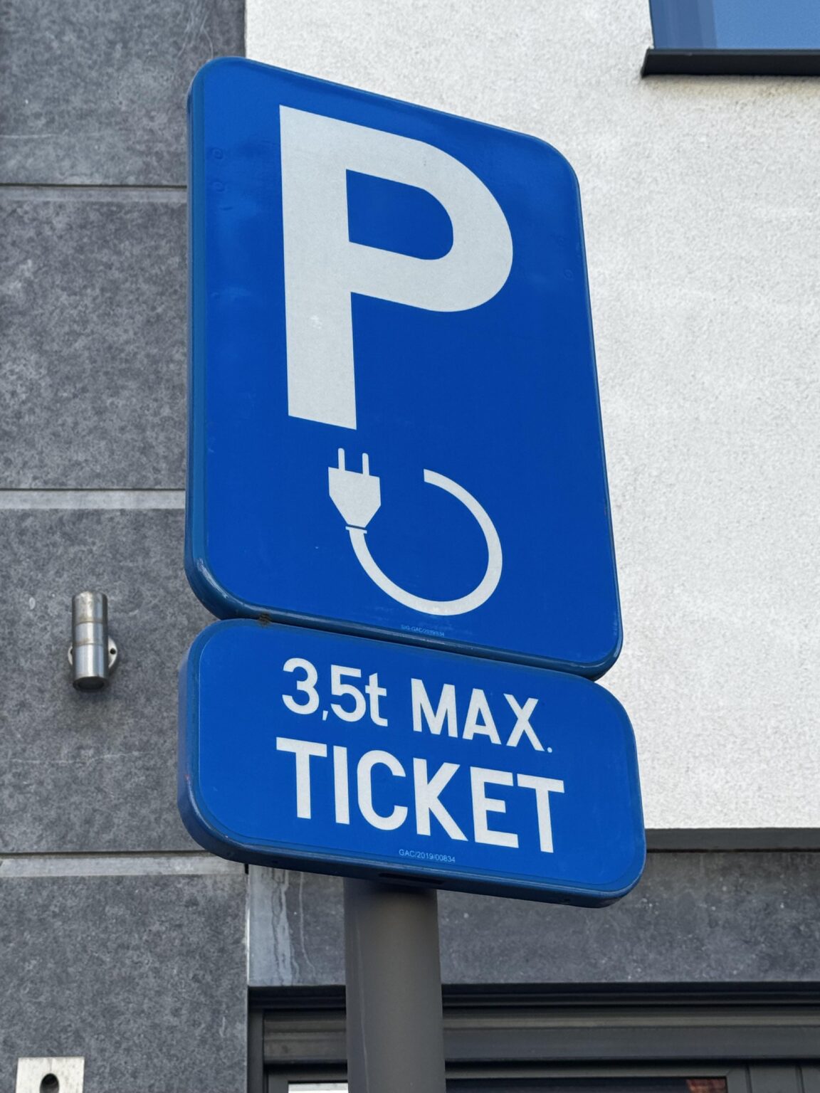 Is this the only indicator that you have to pay for parking even while charging ?