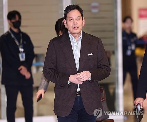 Defamation complaint filed against Shinsegae chief over Starbucks Korea's 'Tank Day' campaign