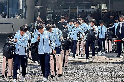 Players of North Korea's Pyongyang-based Naegohyang Women's FC arrive at Beijing Capital International Airport on May 12, 2026. (Yonhap) 