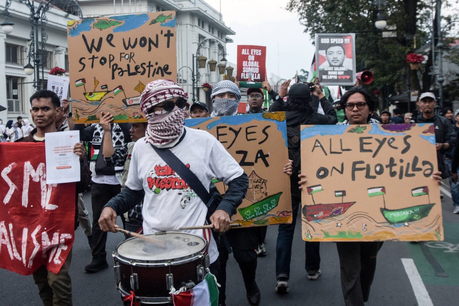 Greece condemns Israel’s treatment of Gaza flotilla activists Greece condemns Israel's treatment of Gaza flotilla activists