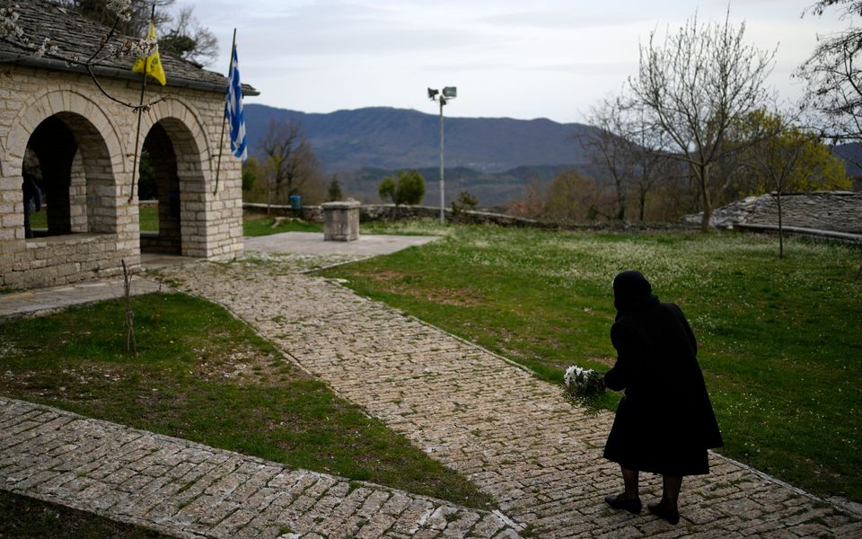 Greece lowers age threshold for widows’ pension benefit
