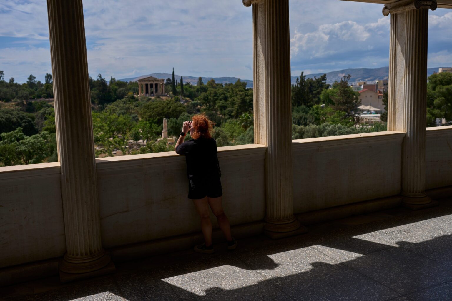 EU Commission: Greece’s Economic Growth in 2026 and 2027 Remains Above the EU and Eurozone Average A tourist takes a photo as she stands on the first floor of the Museum of the ancient Agora, Stoa of Attalos, with the ancient temple of Hephaestus in the background, in Athens, on Tuesday, May 19, 2026.(AP Photo/Petros Giannakouris)