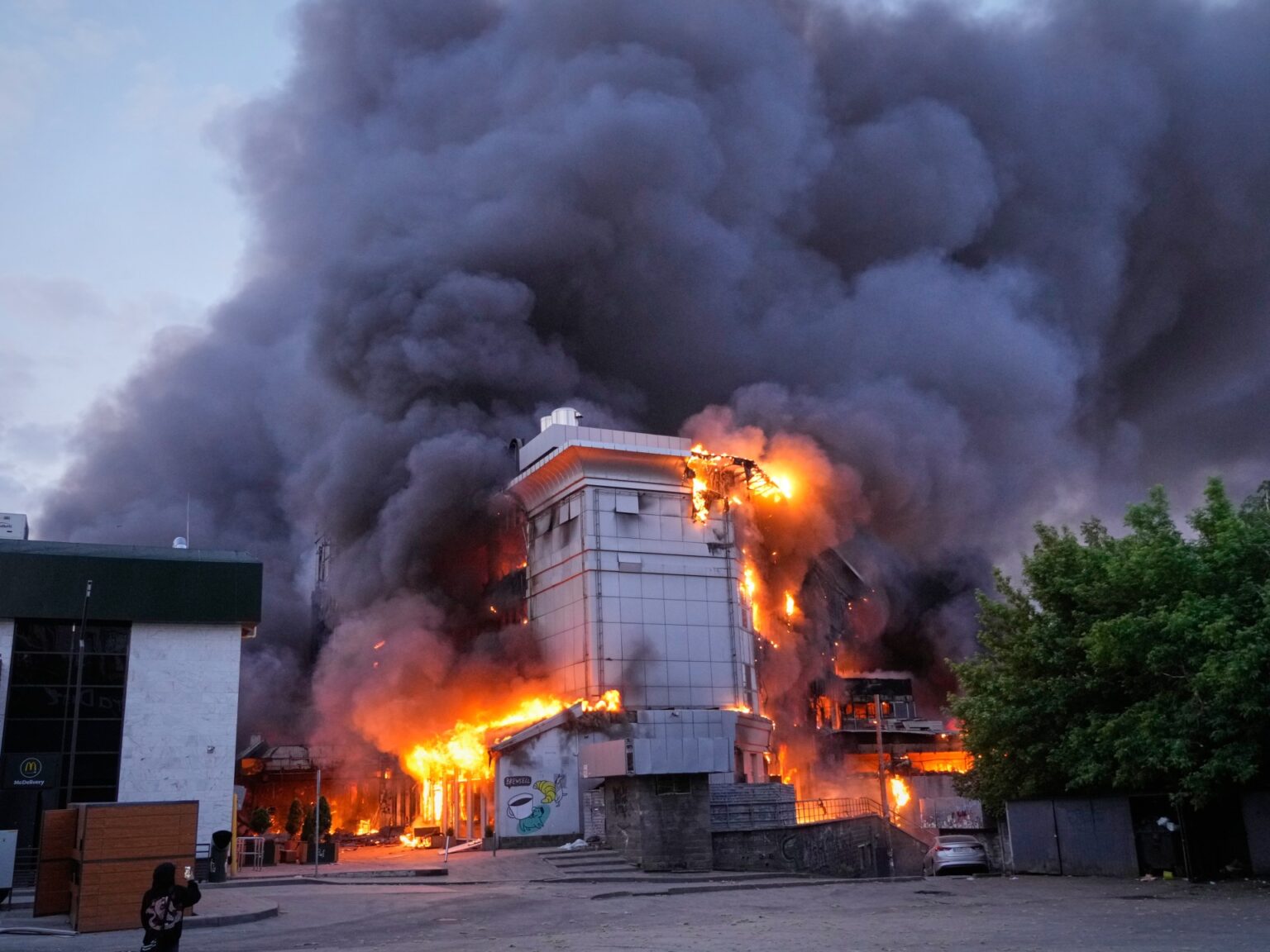 Russian attacks on Ukraine’s Kyiv kill at least four people | Russia-Ukraine war News Russian attacks on Ukraine’s Kyiv kill at least four people | Russia-Ukraine war News