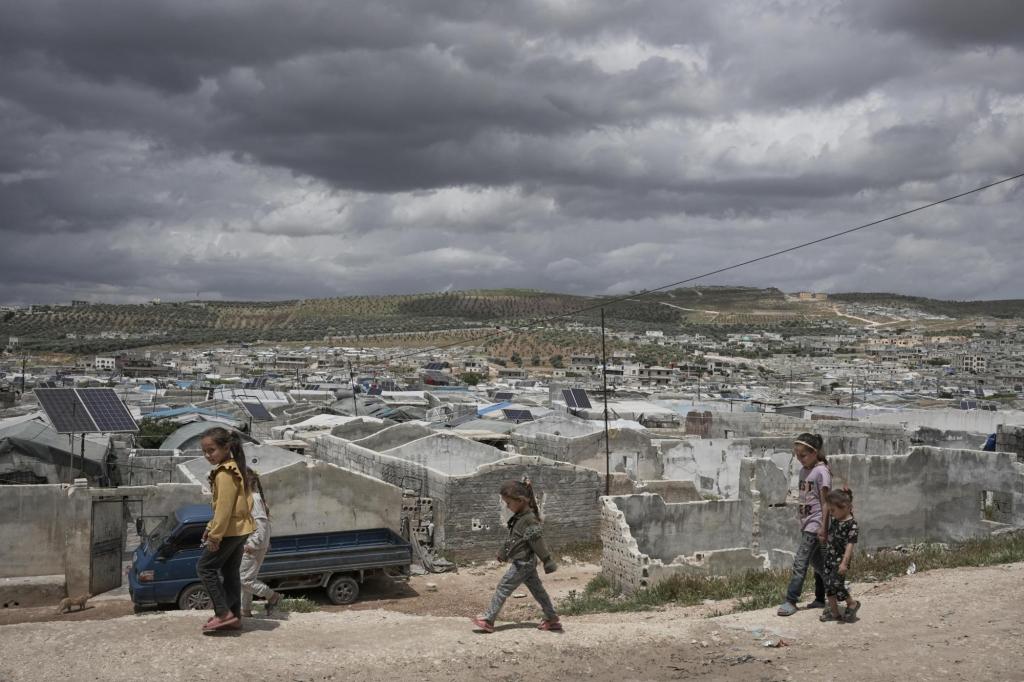 Syrians living in tent settlements struggle to return home Syrians living in tent settlements struggle to return home