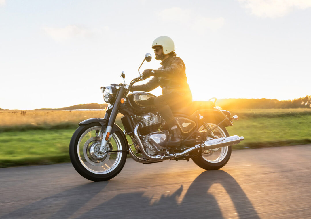 Royal Enfield Bullet 650 action