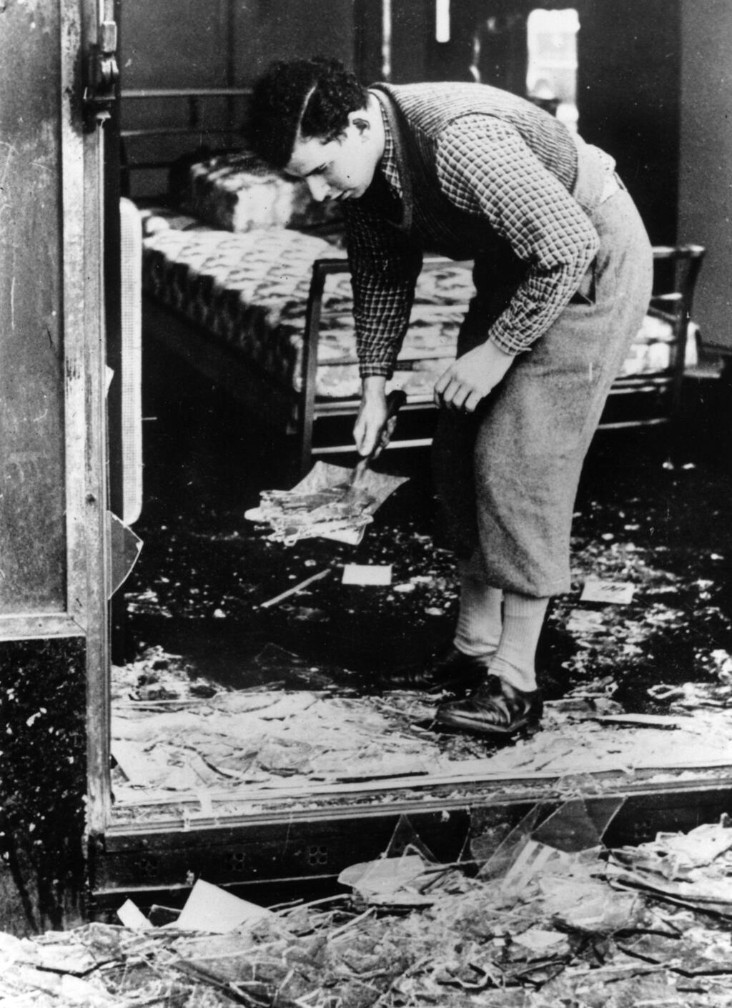 Clearing shattered glass after the Kristallnacht pogrom in Berlin (Photo: Hulton Archive / Getty Images) פינוי שברי זכוכית לאחר מהומות ליל הבדולח בברלין