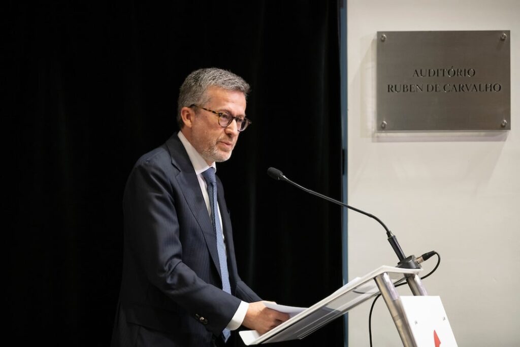 Lisbon mayor joins calls to suspend EES – Portugal Resident Lisbon mayor wants temporary reception centre for immigrants "ASAP"