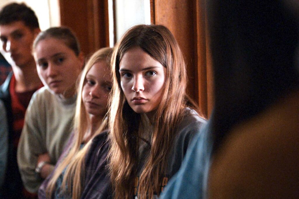 ‘Dua’ Review: Blerta Basholli’s Kosovo War Coming-Of-Age Drama Blunts Its Own Urgency [Cannes]