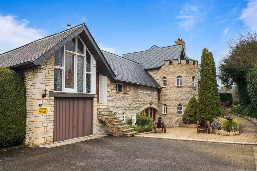 If you have a spare 2.5 mil you can snap up this tasteful abode. It's the canons that really make it.