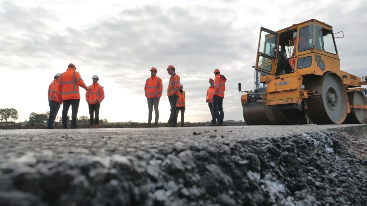 Asphalt with lignin replaces fossil bitumen, reduces CO₂ emissions, and tests more sustainable roads in the Netherlands.