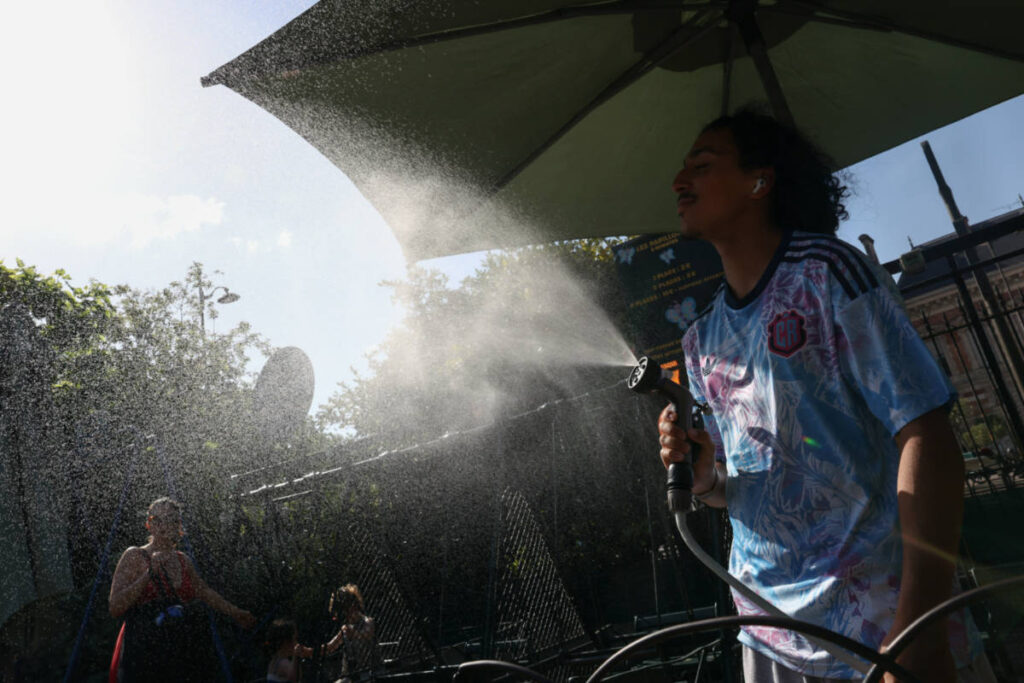 Seven die in France from causes relating to heatwave Seven die in France from causes relating to heatwave