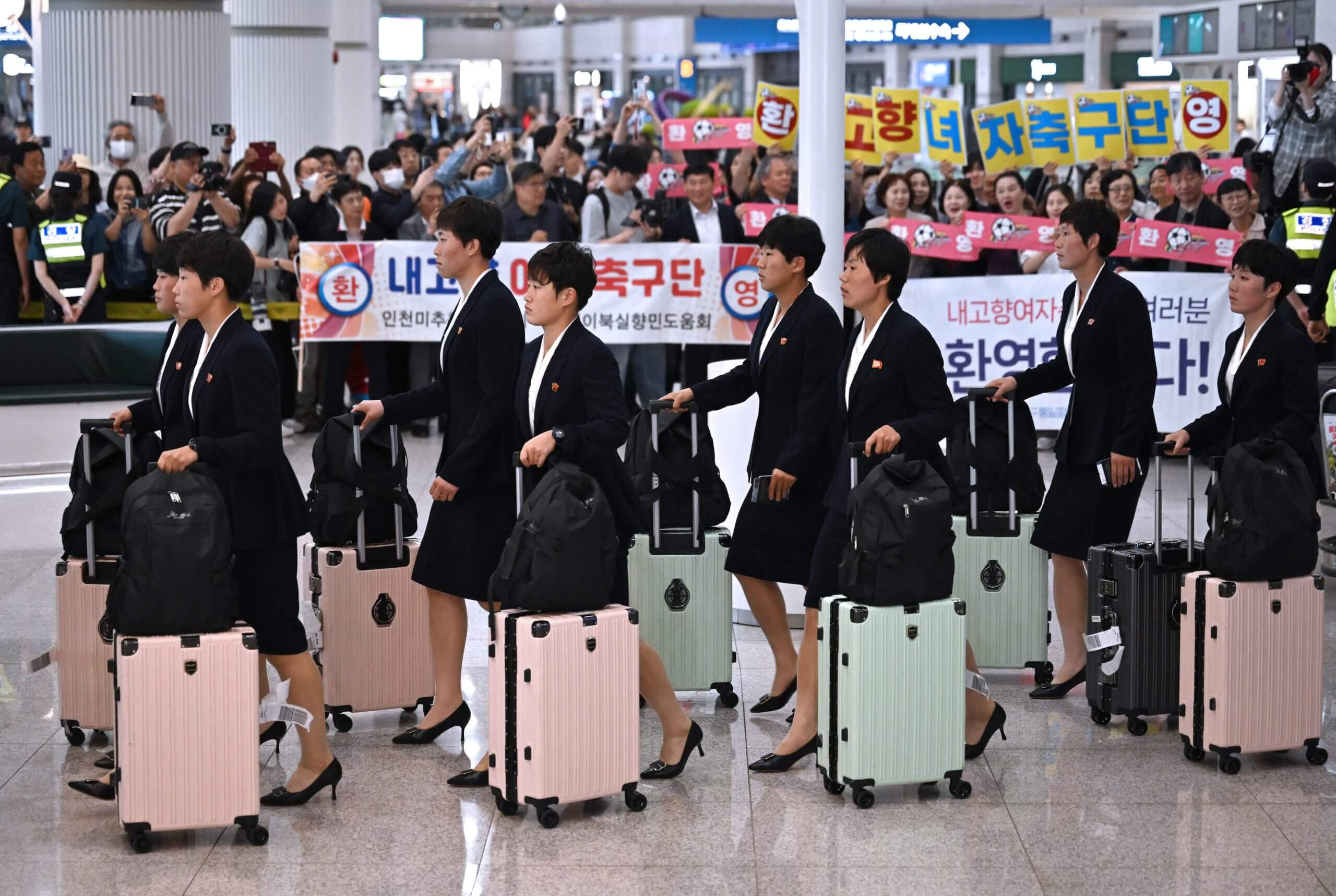 Naegohyang's squad were welcomed at Seoul airport ahead of the game 